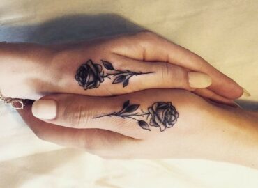 zwei Hände mit Rosen tattoo