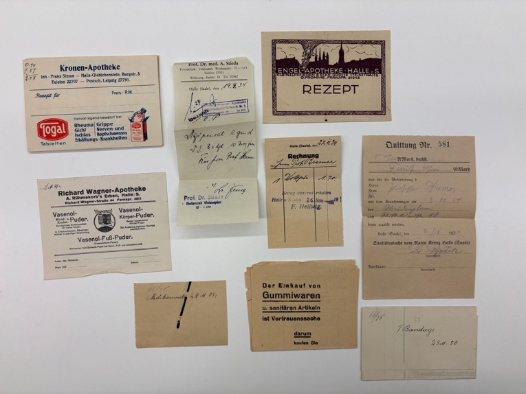 Ein Bild, das Text, Papierprodukt, Klebezettel, Handschrift enthält.

KI-generierte Inhalte können fehlerhaft sein.
