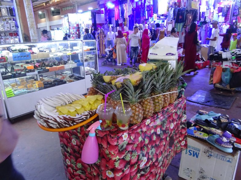 Stand mit frischer Ananas