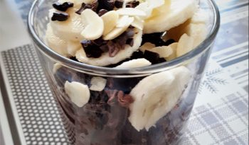 Schoko-Chia-Pudding in einem Glas mit Toppings angerichtet
