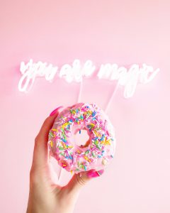rosa Donut mit der Überschrift: "You are magic"