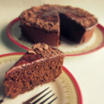 Ein angeschnittener Schokoladenkuchen