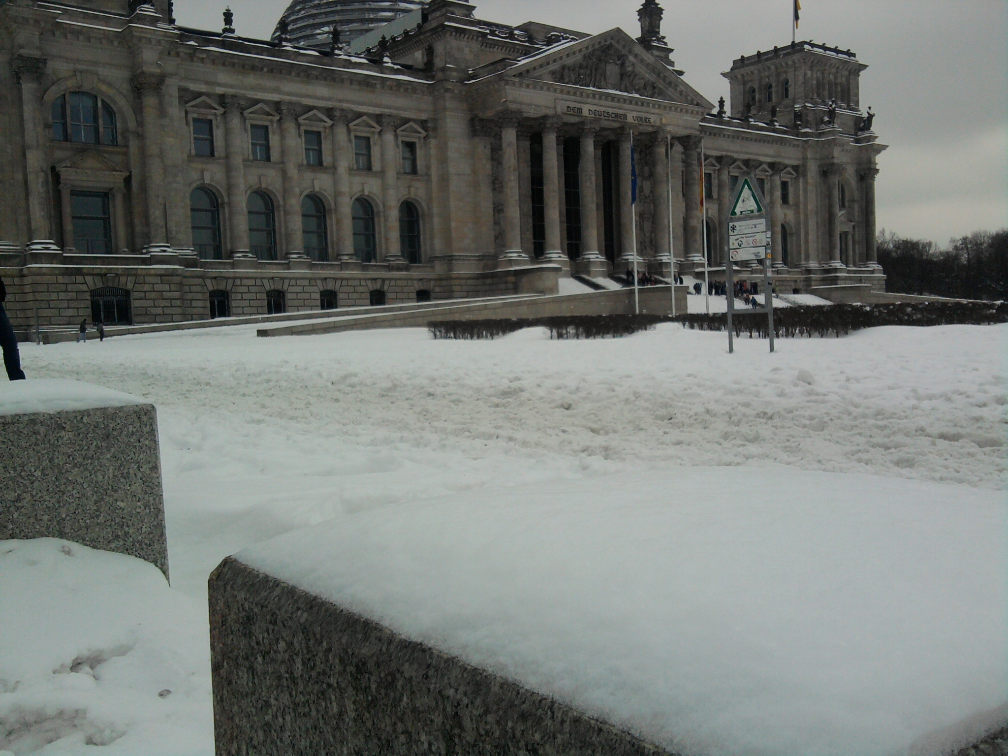 Blick auf den verschneiten Reichstag