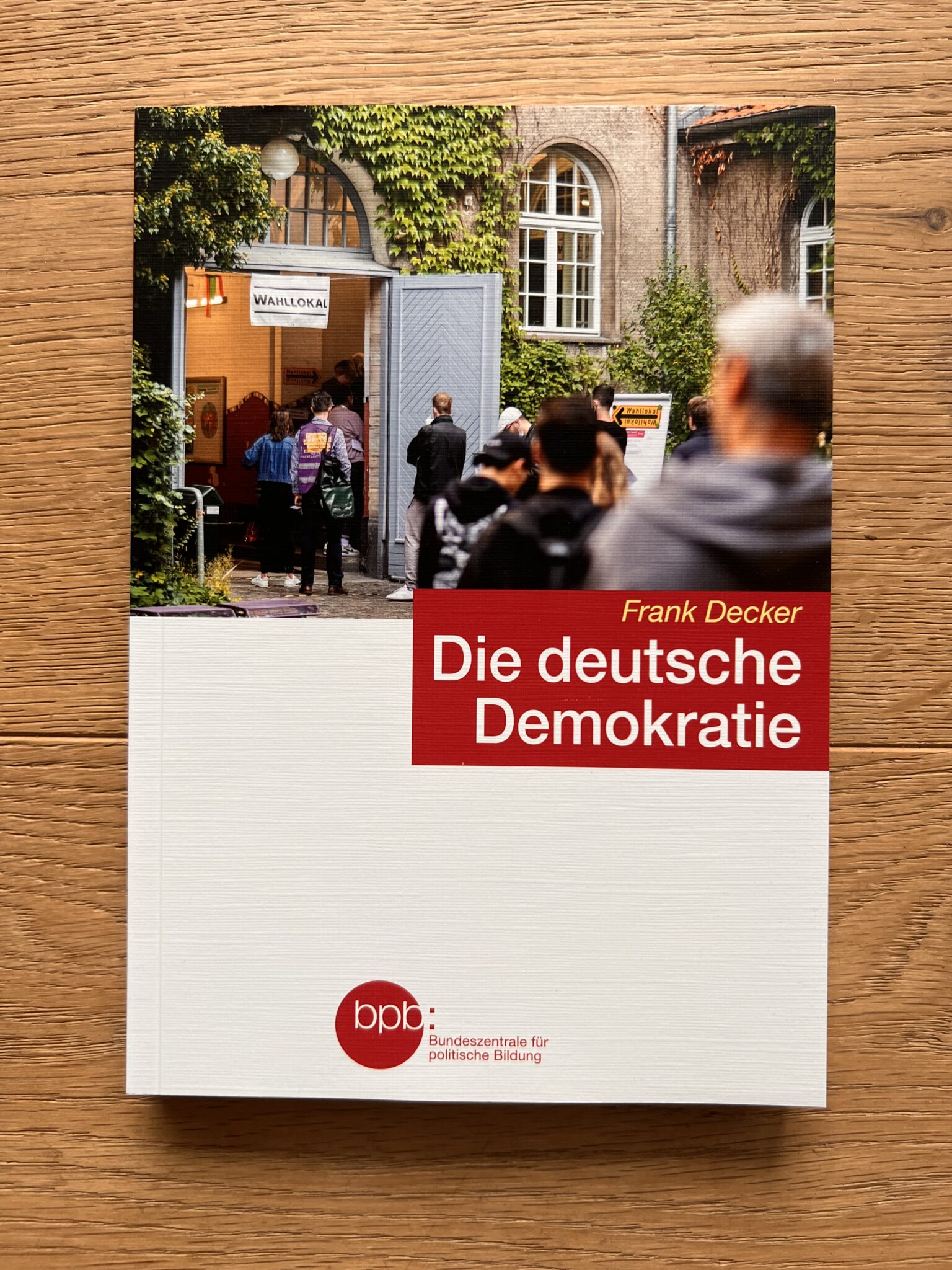 Neuerscheinung: „Die deutsche Demokratie“ von Frank Decker | Politik ...