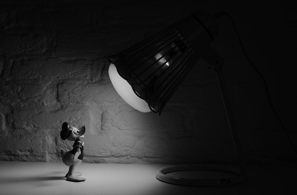 Donald Duck steht vor. bzw. unter das Licht von eine Lampe