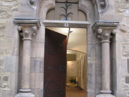 Eingang zum Romanik Zentrum am Domplatz