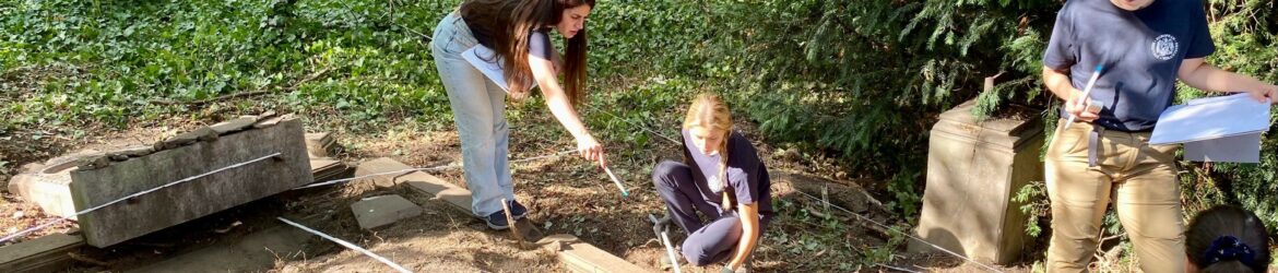 Volunteers beim Vermessen des Grabes_Vereinigte Domstifter