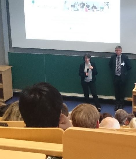 Prof. Regine Heller und Prof. Andreas Simm stellen sich den Fragen der Gutachter.