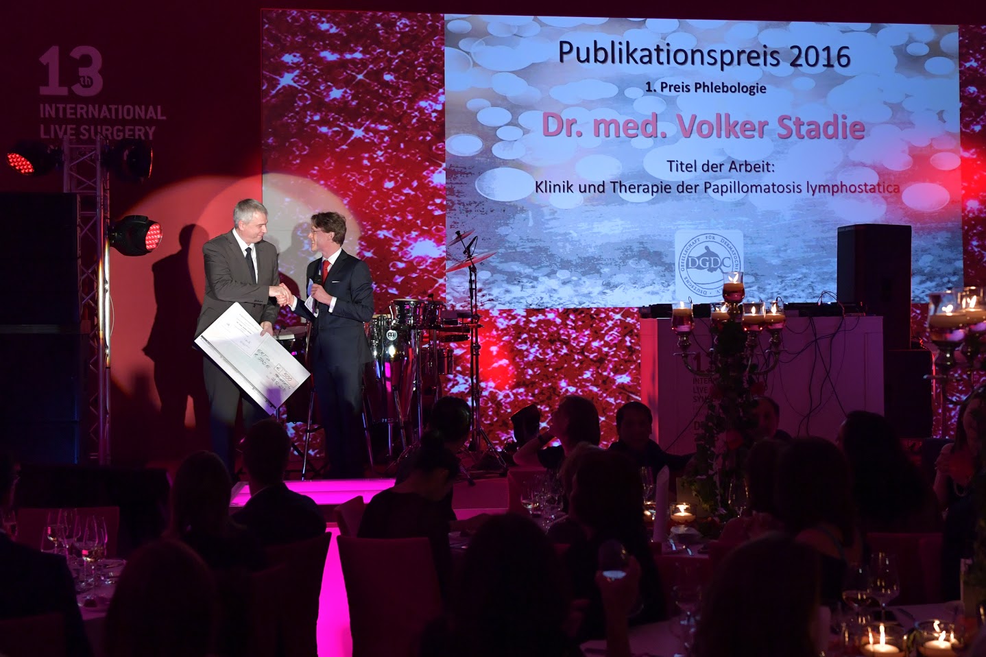 Dr. Stadie wird für seine Publikation ausgezeichnet. Foto: Jürgen Mai